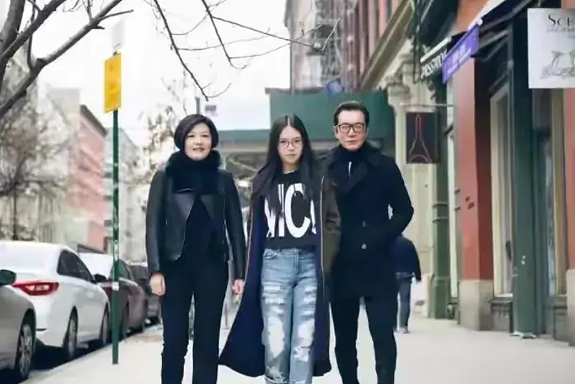 李咏女儿官宣恋情!23岁法图麦晒甜蜜合影,男朋友被夸长得帅(组图) - 4