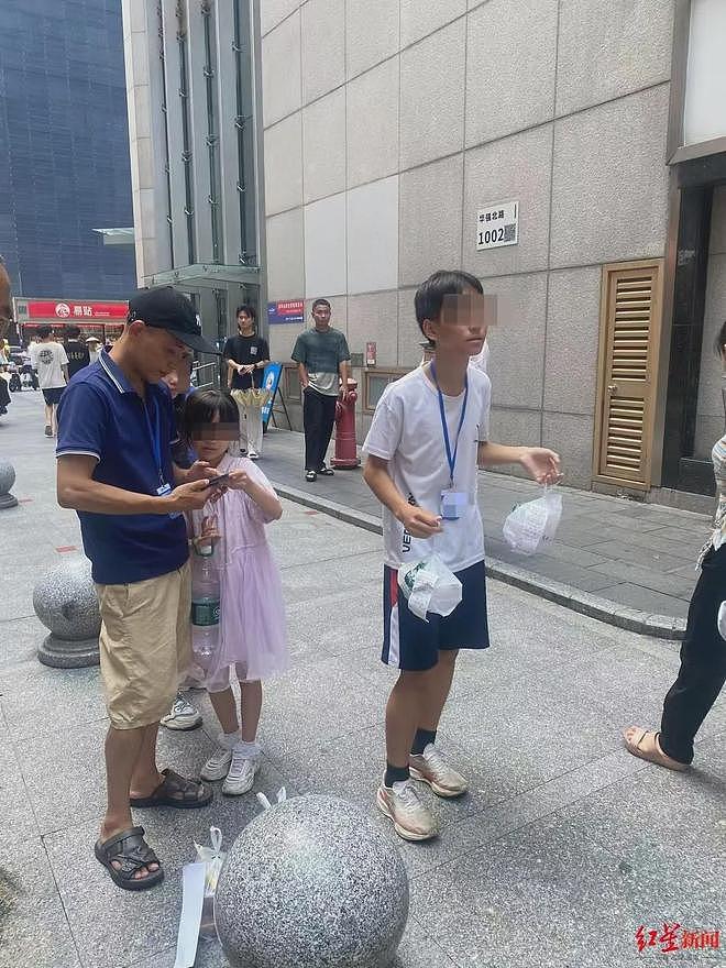深圳华强北兴起小孩哥代送外卖潮，帮外卖员跑腿每单收费1、2元，有人称干了四五年，一天最多600单（组图） - 2
