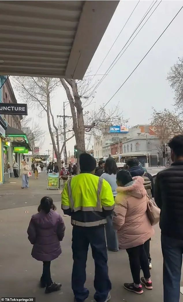 墨city排几十米长队，只为一个快餐店面试机会！一张图揭示澳洲找工现状（组图） - 2