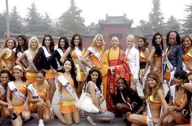 印乐法师上任5天，与外国美女大量合影被扒，对方穿泳装引热议（组图） - 6