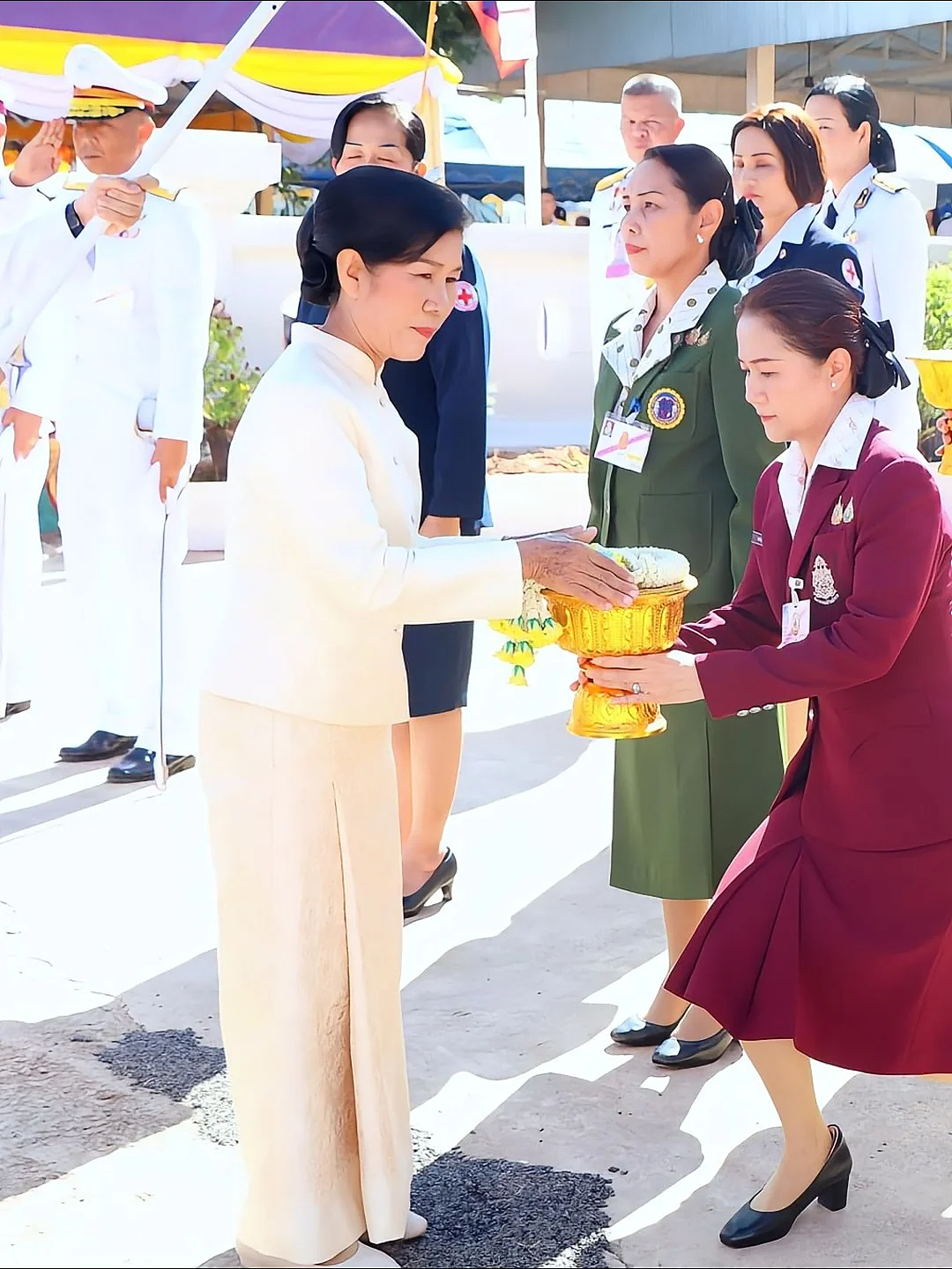 泰王室大乱斗？二度流亡王子隔空再挑事，泰王太缺人竟派贵妃诗妮娜亲妈出席公务？网友：丈母娘都上了（组图） - 28