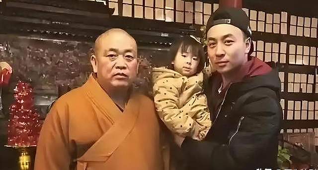印乐法师上任5天，与外国美女大量合影被扒，对方穿泳装引热议（组图） - 1