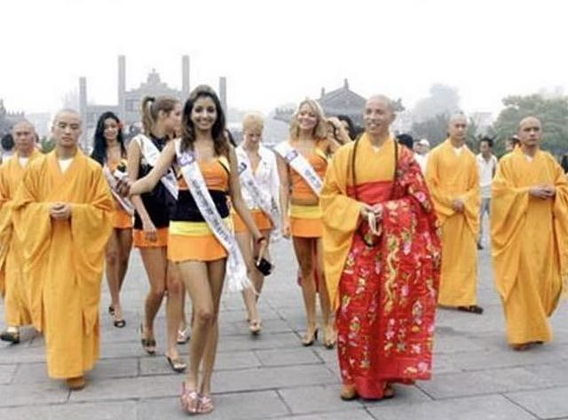 印乐法师上任5天，与外国美女大量合影被扒，对方穿泳装引热议（组图） - 5
