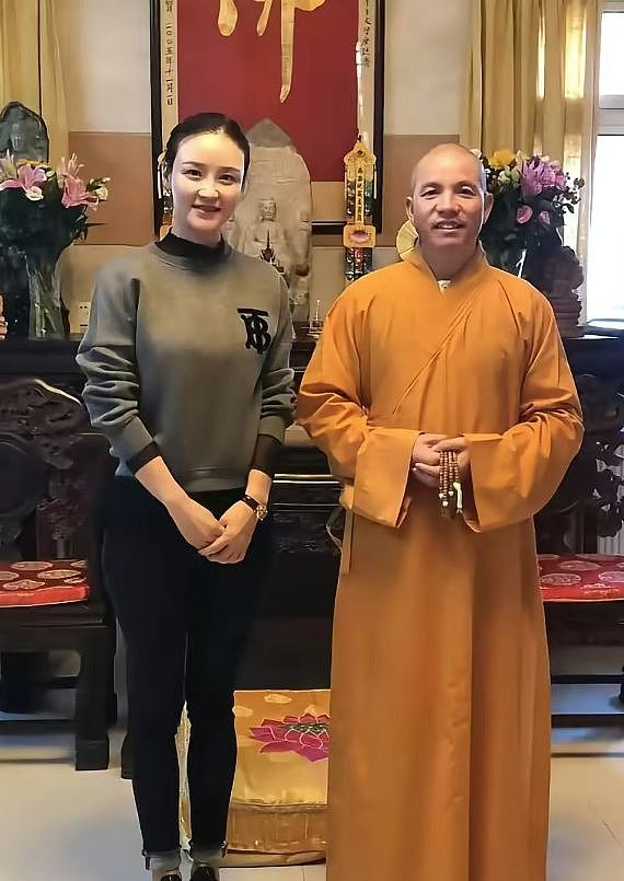印乐法师上任5天,与外国美女大量合影被扒,对方穿泳装引热议(组图) - 8