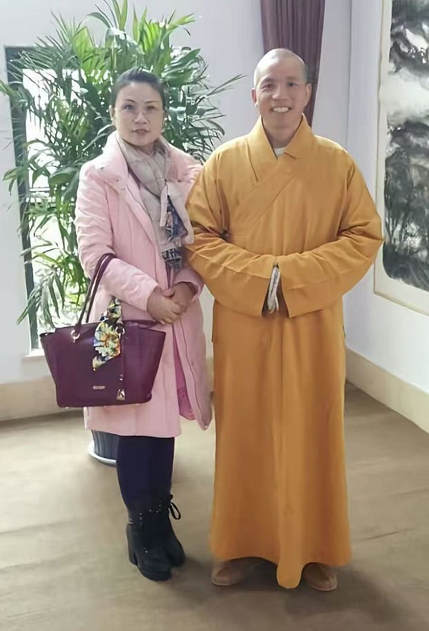 印乐法师上任5天,与外国美女大量合影被扒,对方穿泳装引热议(组图) - 7
