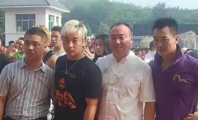 被亲爹吸血,遭师父连累,37岁的“背锅侠”释小龙,太冤了(组图) - 16