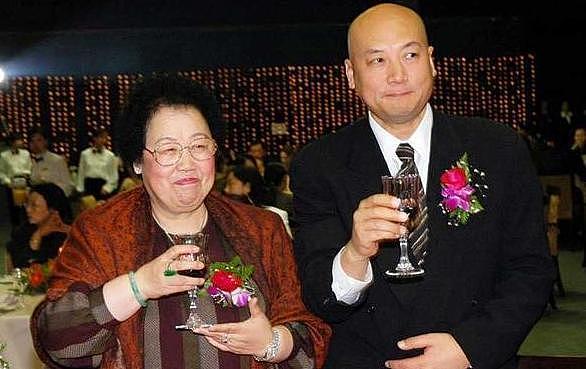 72岁迟崇瑞卖房带货，入赘豪门33年，他得到了什么？（组图） - 7