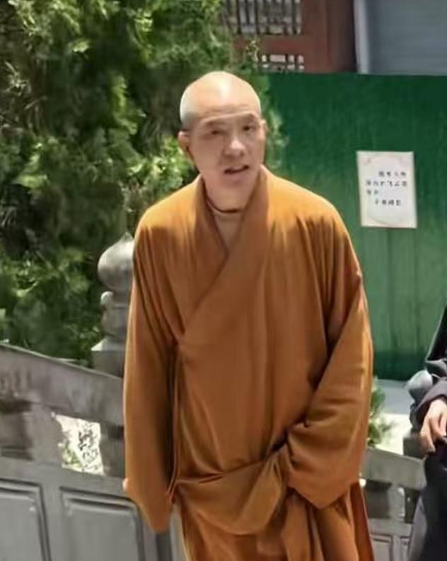 印乐法师担任少林寺住持后首露面，在方丈室外被偶遇，非常低调（组图） - 4