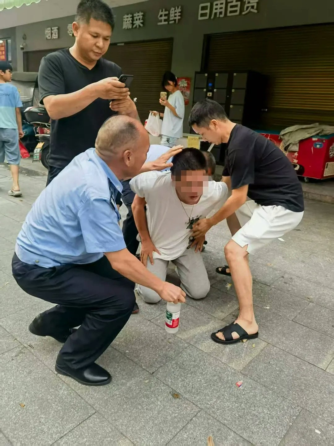 湖南31岁男在小学附近持刀砍人，致2死3伤（组图） - 1