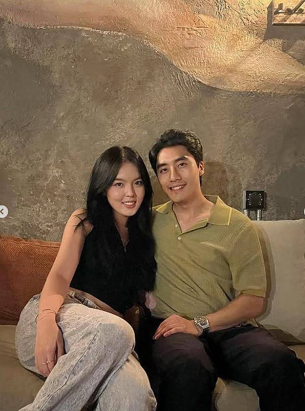 李咏女儿官宣恋情!23岁法图麦晒和男友合影(组图) - 1