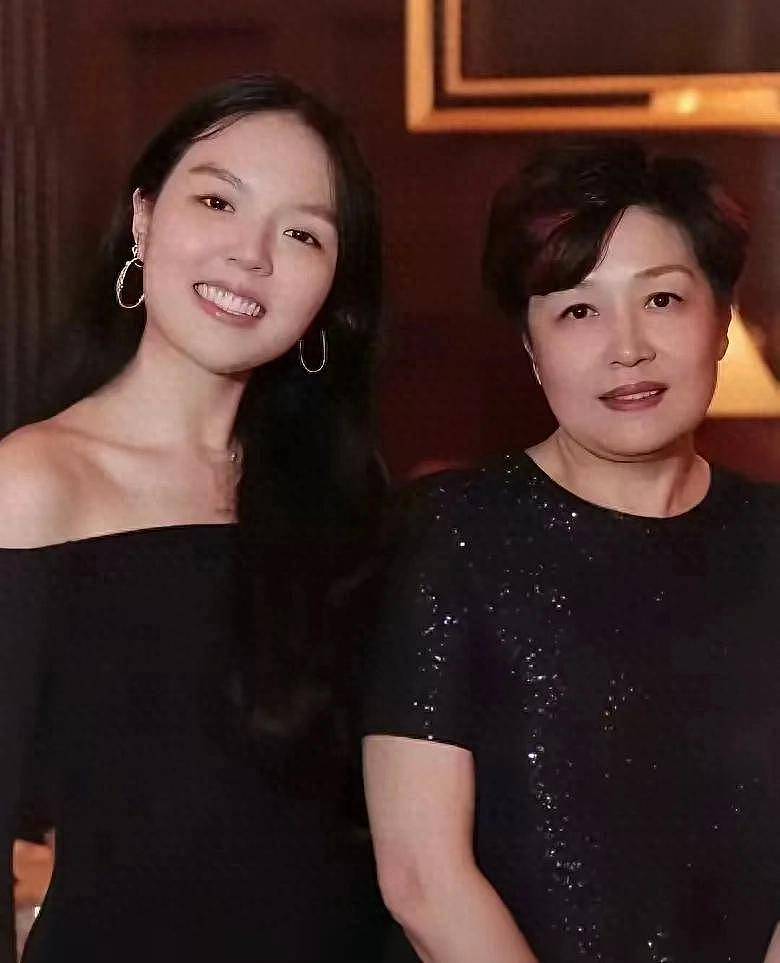 李咏女儿官宣恋情!23岁法图麦晒和男友合影(组图) - 9