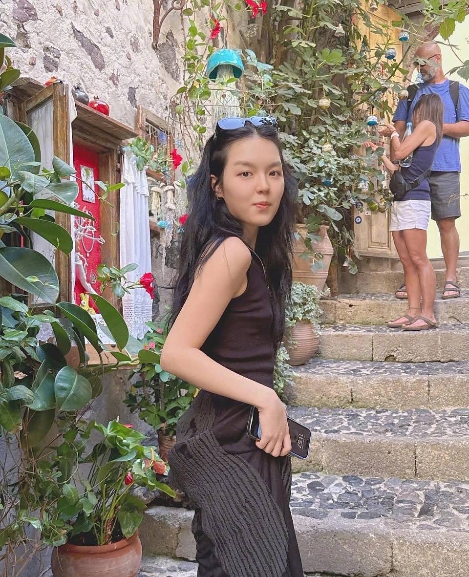 李咏女儿官宣恋情!23岁法图麦晒和男友合影(组图) - 12