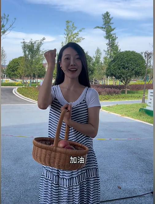 【情感】火遍全网的“卖菜西施”:父母智力残疾,她却把苦日子过成花,被人民日报点赞(组图) - 46