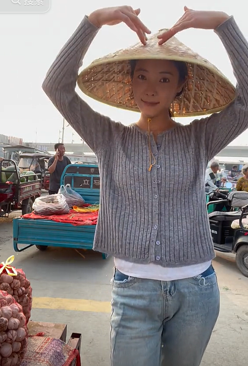 【情感】火遍全网的“卖菜西施”:父母智力残疾,她却把苦日子过成花,被人民日报点赞(组图) - 27