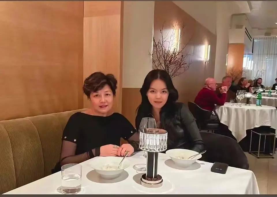李咏女儿官宣恋情!23岁法图麦晒和男友合影(组图) - 24