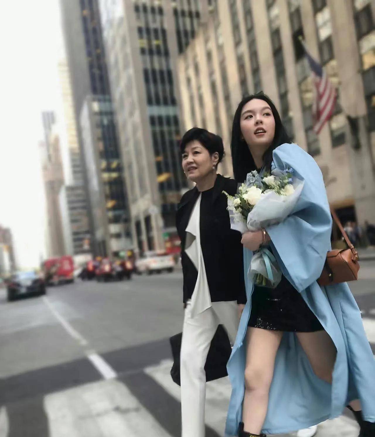 李咏女儿官宣恋情!23岁法图麦晒和男友合影(组图) - 13