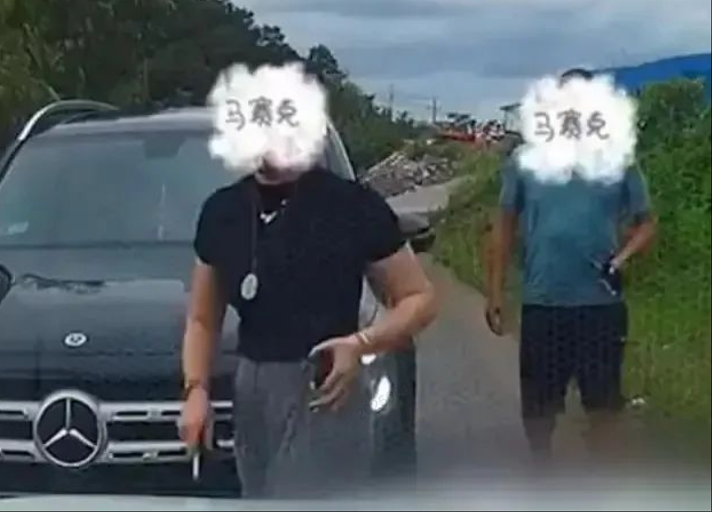 奔驰女从故宫开到防城港,耍特权的初心不改(组图) - 2