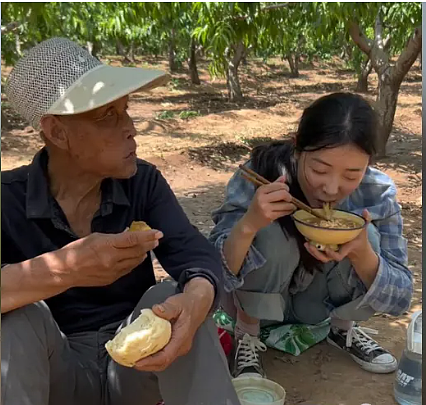 【情感】火遍全网的“卖菜西施”:父母智力残疾,她却把苦日子过成花,被人民日报点赞(组图) - 17