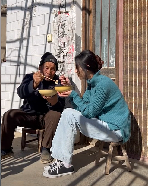 【情感】火遍全网的“卖菜西施”:父母智力残疾,她却把苦日子过成花,被人民日报点赞(组图) - 36