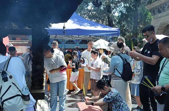 印乐法师担任少林寺住持后首露面，在方丈室外被偶遇，非常低调（组图） - 11