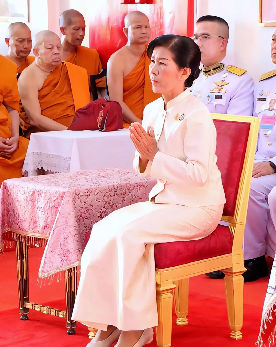泰王室王太后疑似去世,王室被曝内忧外患人手严重不足,连泰王“丈母娘“都被派出席公务?(组图) - 17