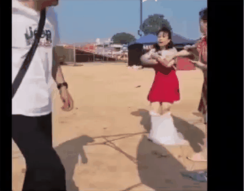 年轻人沙滩爆粗与大妈胡骂：“X你妈！” ，大妈当众脱光：过来啊，操我啊（组图） - 2