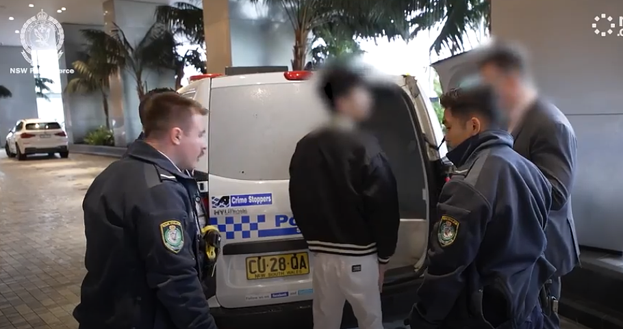 搜出宾利法拉利人民币！澳洲华男被抓！涉案金额$3800万（组图） - 8