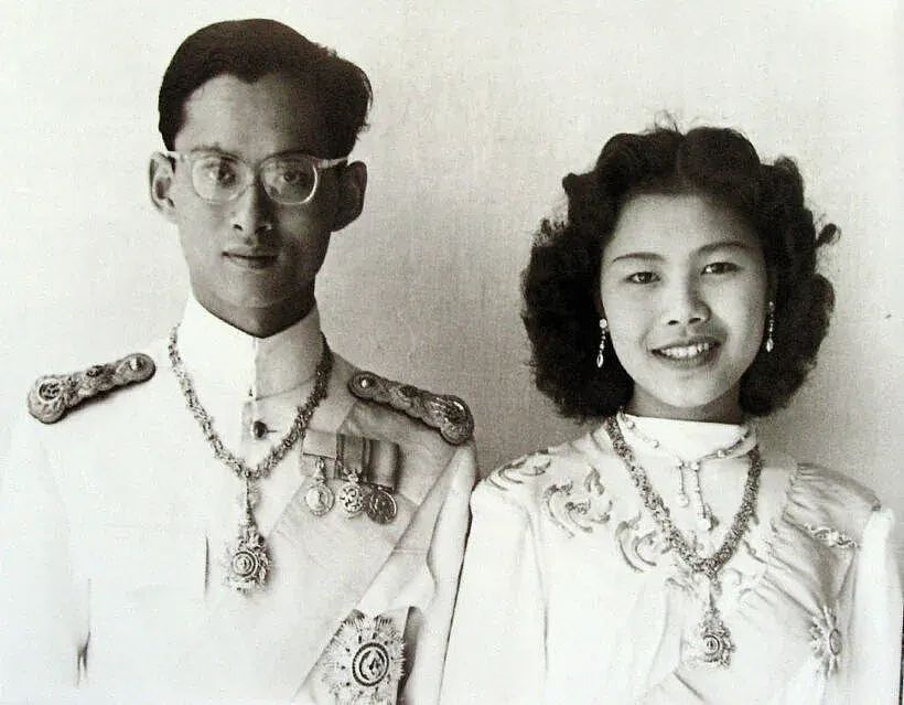 泰王室王太后疑似去世,王室被曝内忧外患人手严重不足,连泰王“丈母娘“都被派出席公务?(组图) - 2