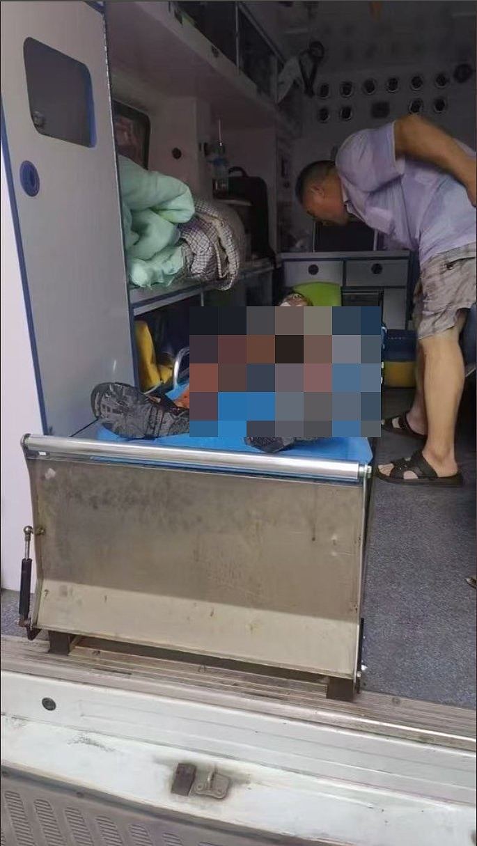 湖南31岁男在小学附近持刀砍人，致2死3伤（组图） - 2