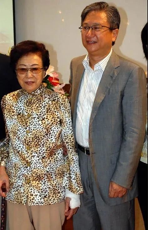 千亿豪门突然冒出私生女：2岁没了爹，39年后归来争遗产？（组图） - 5