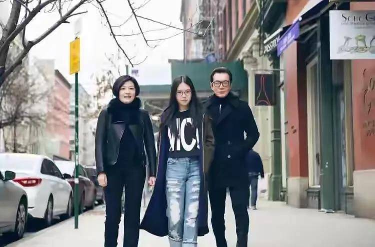 李咏女儿官宣恋情!23岁法图麦晒和男友合影(组图) - 4