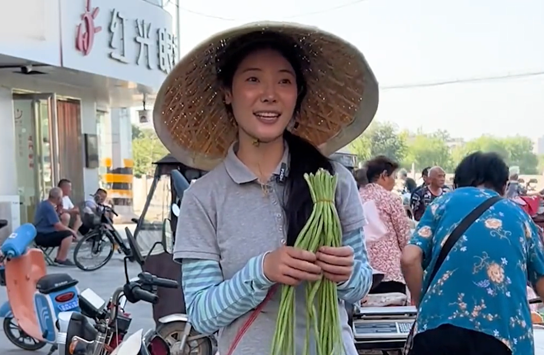 【情感】火遍全网的“卖菜西施”:父母智力残疾,她却把苦日子过成花,被人民日报点赞(组图) - 1