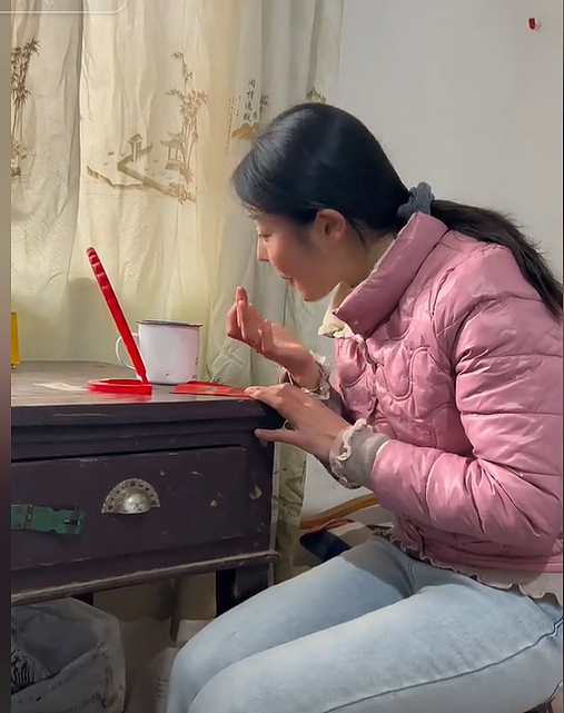 【情感】火遍全网的“卖菜西施”:父母智力残疾,她却把苦日子过成花,被人民日报点赞(组图) - 25