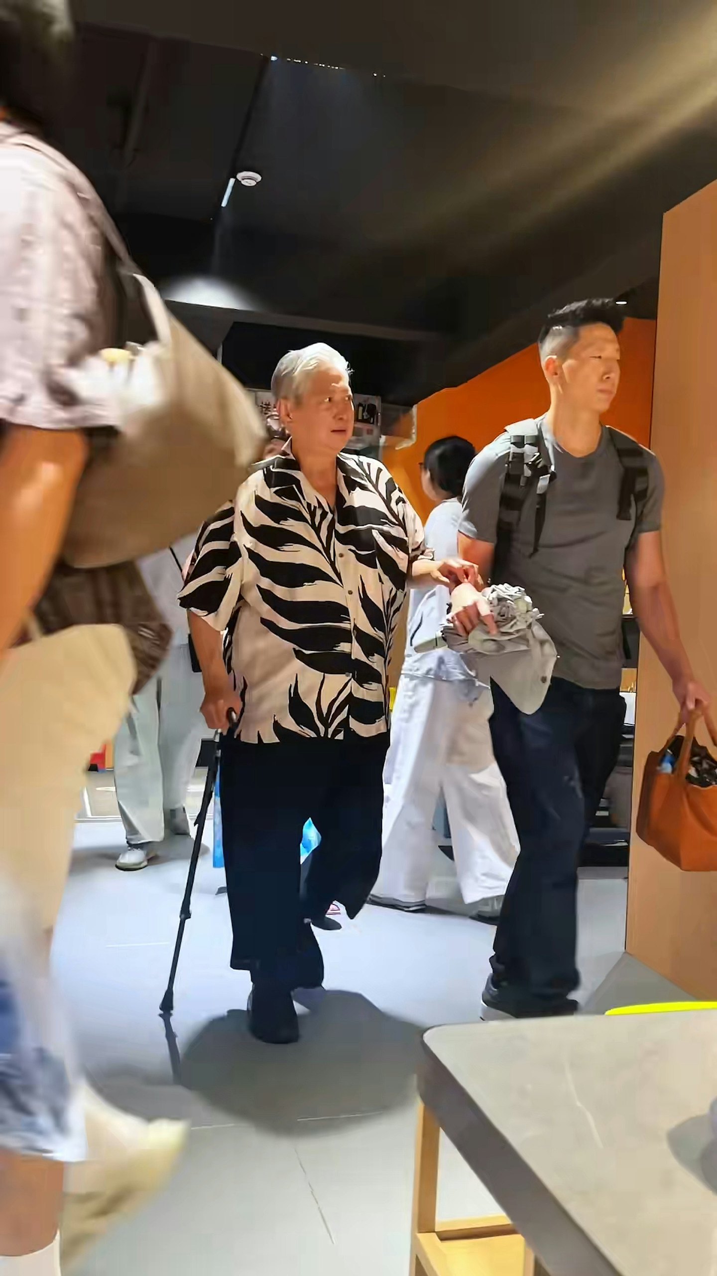 洪金宝持拐杖行路脚照片曝！最帅儿子伸出臂弯当扶手身材颜值满分（组图） - 9
