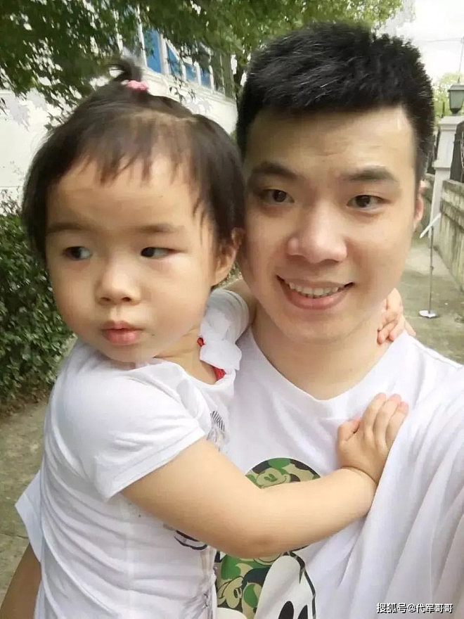 亲爸被判15年，亲妈争议不断，黄奕女儿想出道，被卡的不只是颜值（组图） - 5