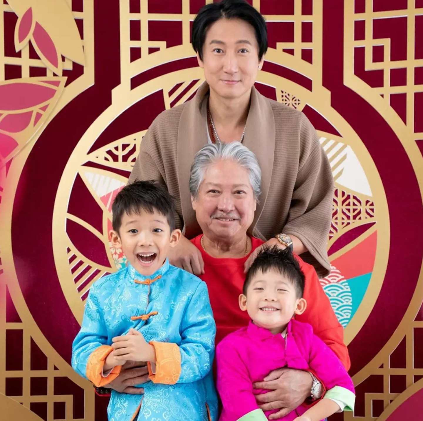 洪金宝持拐杖行路脚照片曝！最帅儿子伸出臂弯当扶手身材颜值满分（组图） - 19