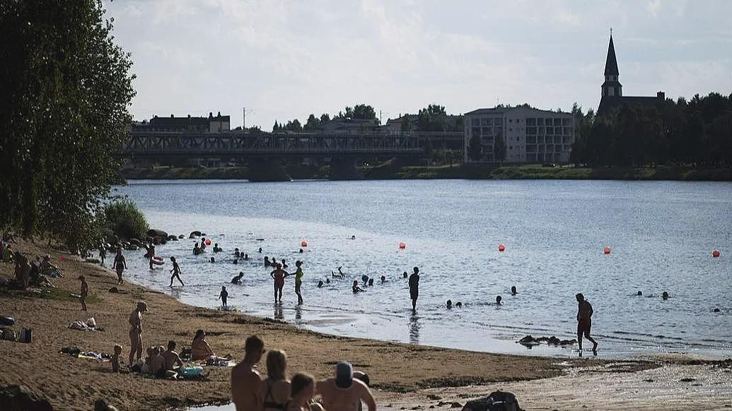 北极圈遇13天30℃热浪：医院爆满，溜冰场成避暑所（图） - 1