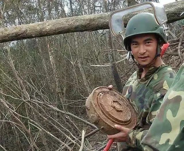 【情感】“排雷英雄”杜富国:为保护战友被炸成血人!新婚妻子说:今生我就是你的眼睛和手(组图) - 10