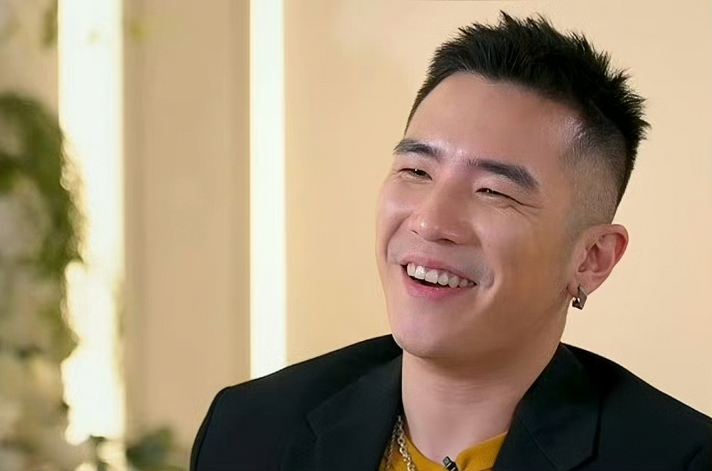香港男星被曝脚踏两只船,和女嘉宾搞暧昧,正牌女友是成人博主(组图) - 1