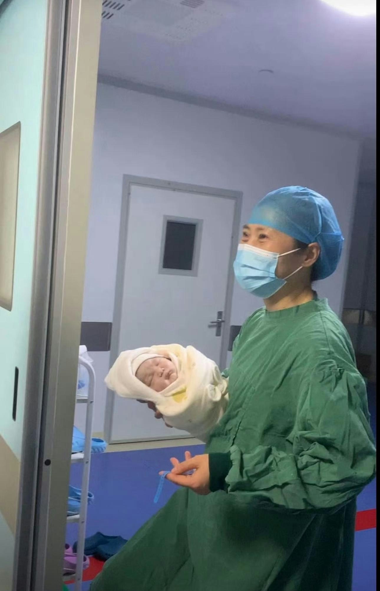 救羊水栓塞孕妇切除子宫反被家属网暴！河南周口女医生医院堕楼亡（组图） - 2
