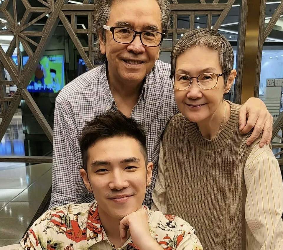 香港男星被曝脚踏两只船,和女嘉宾搞暧昧,正牌女友是成人博主(组图) - 6