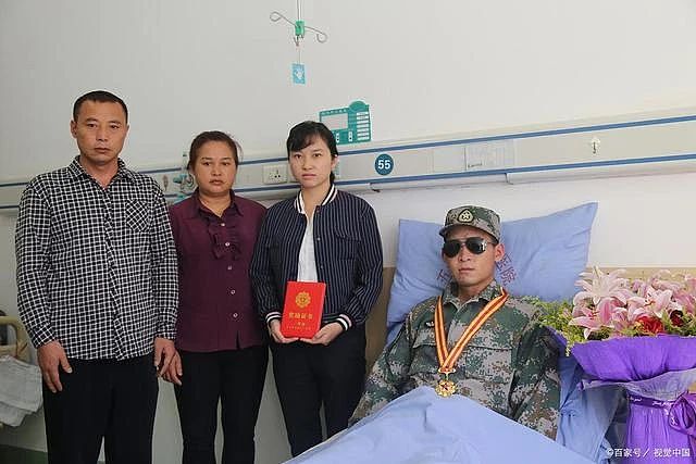【情感】“排雷英雄”杜富国:为保护战友被炸成血人!新婚妻子说:今生我就是你的眼睛和手(组图) - 22