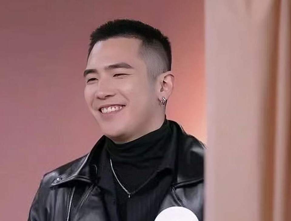 香港男星被曝脚踏两只船,和女嘉宾搞暧昧,正牌女友是成人博主(组图) - 8