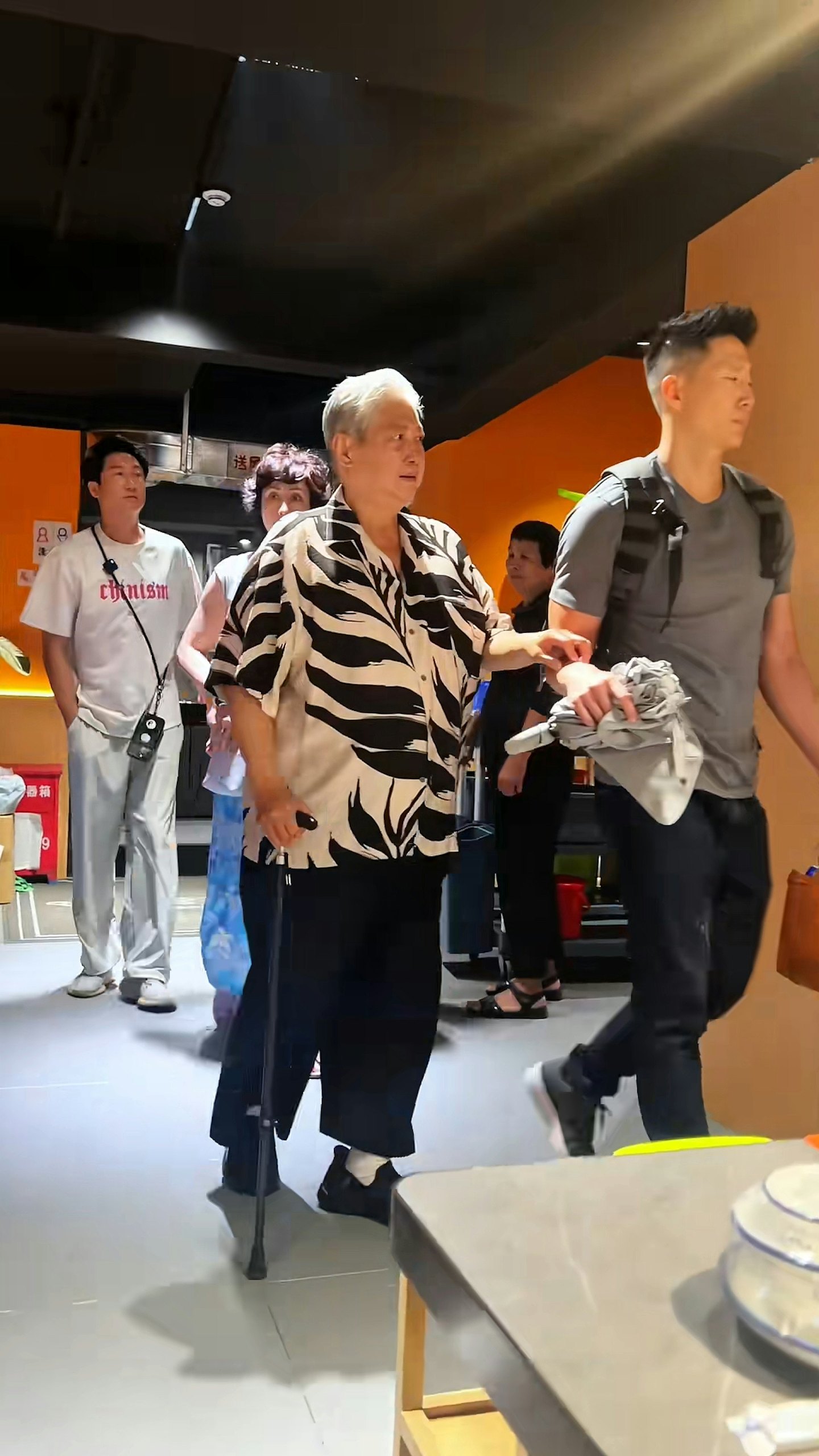 洪金宝持拐杖行路脚照片曝！最帅儿子伸出臂弯当扶手身材颜值满分（组图） - 10