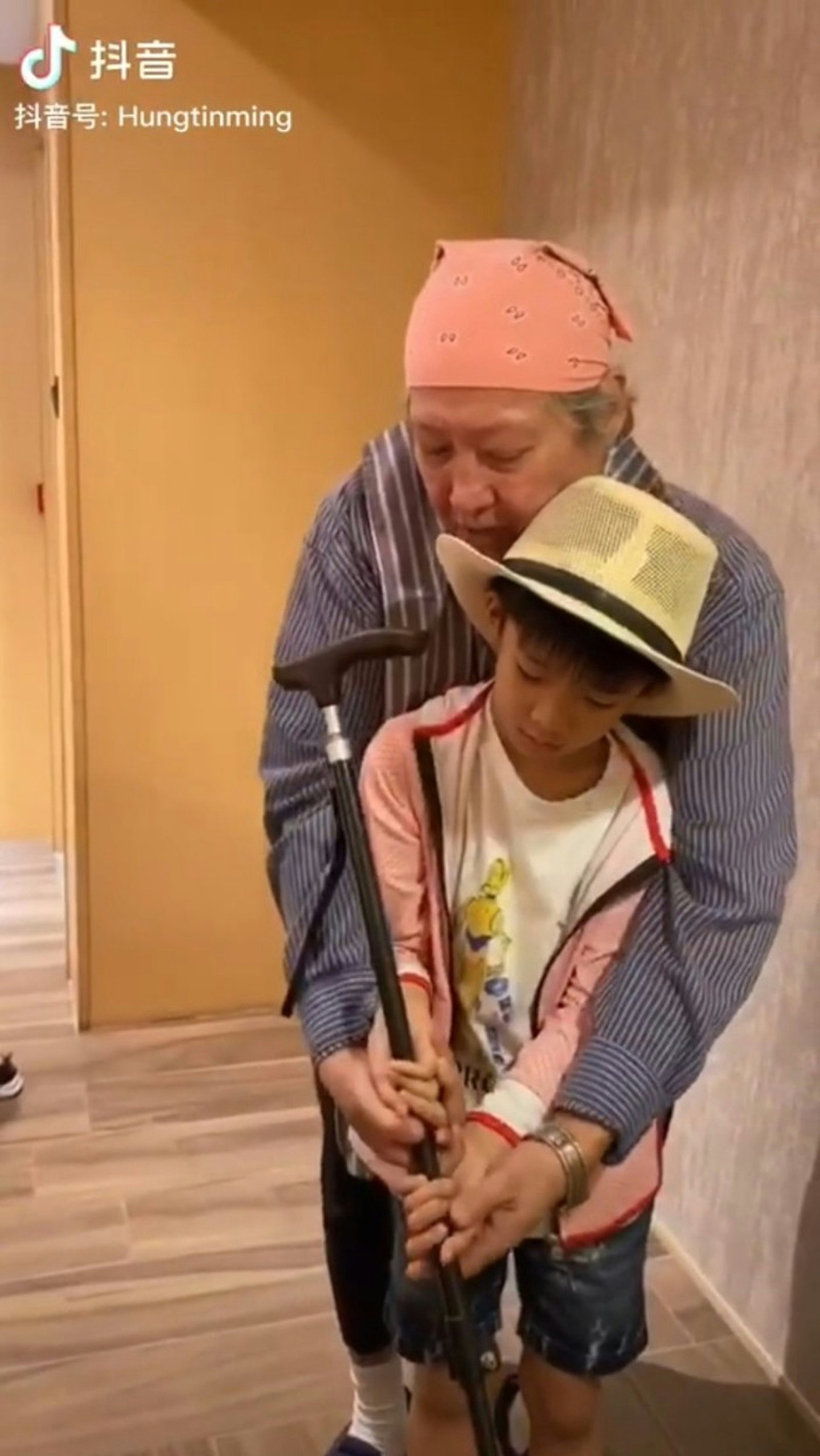 洪金宝持拐杖行路脚照片曝！最帅儿子伸出臂弯当扶手身材颜值满分（组图） - 21