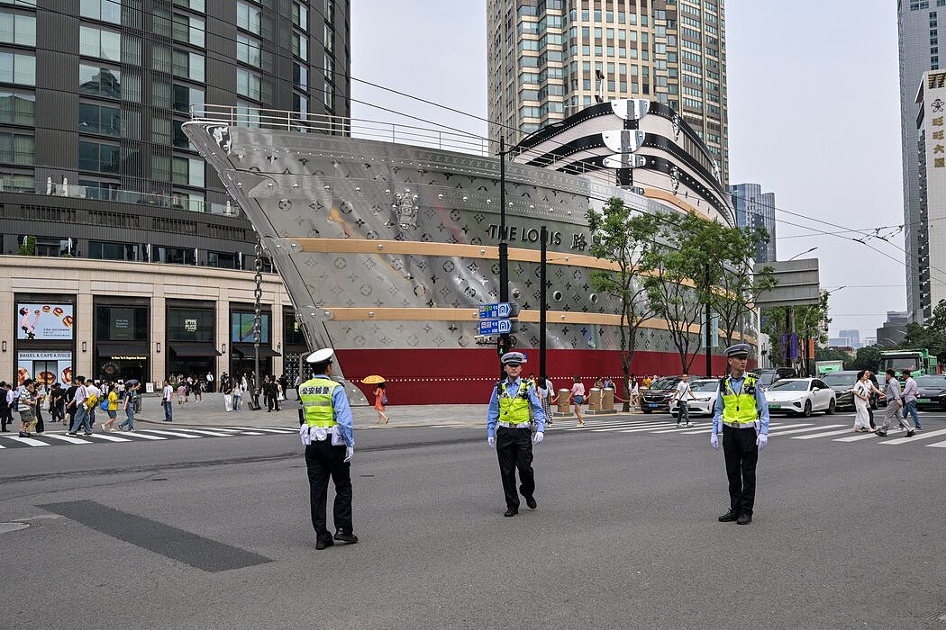 中国限制公职人员出国，幼教、护士也要上交护照（组图） - 5
