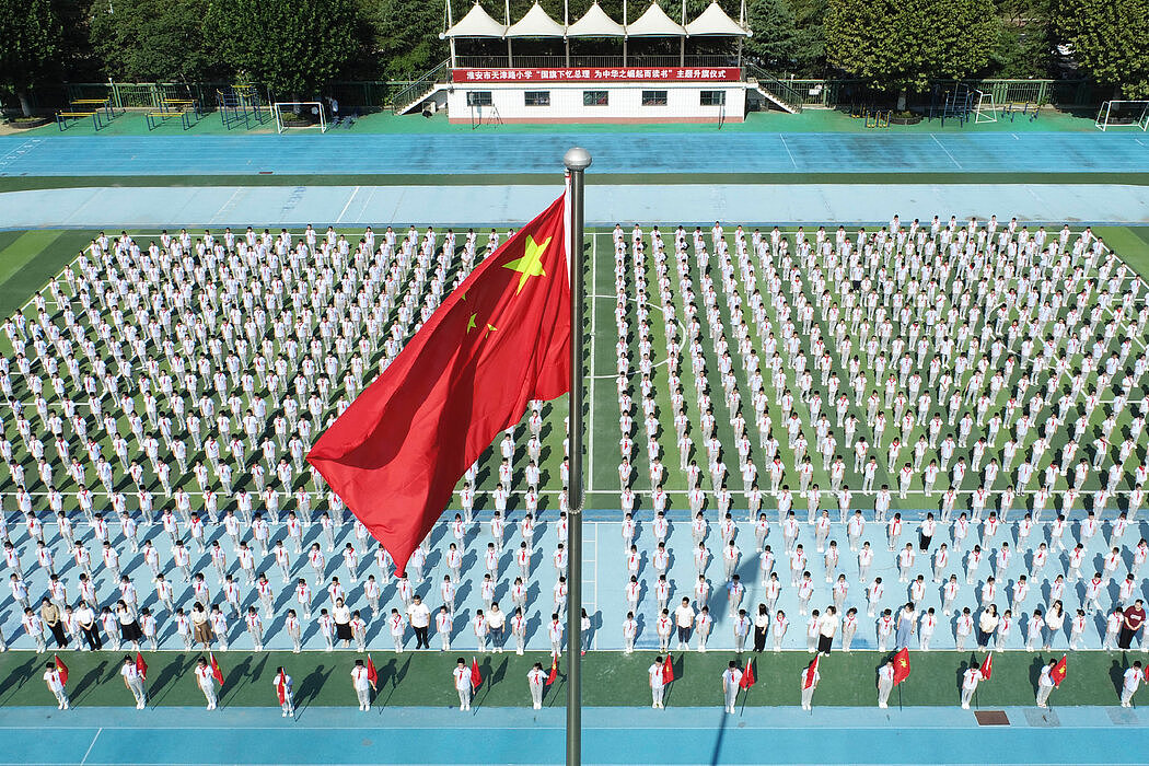 中国限制公职人员出国，幼教、护士也要上交护照（组图） - 2