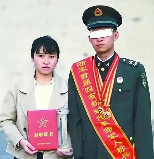 【情感】“排雷英雄”杜富国:为保护战友被炸成血人!新婚妻子说:今生我就是你的眼睛和手(组图) - 24