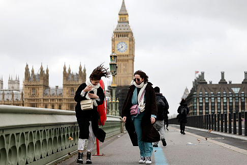 伦敦地标撕裂、交通停摆、蹦床飞上天！英国又迎致命风暴，仿佛回到了那一夜...（组图） - 17