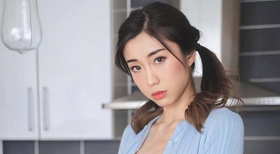 香港男星被曝脚踏两只船,和女嘉宾搞暧昧,正牌女友是成人博主(组图) - 4